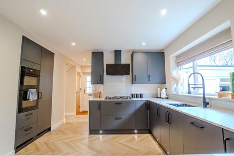 7 Lower Close, Halberton, Tiverton, EX16 7BA