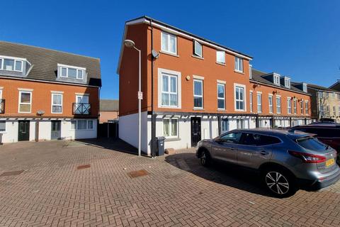 4 bedroom end of terrace house for sale, Norwich Crescent, Chadwell Heath, Romford