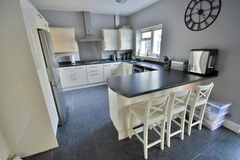 5 bedroom bungalow for sale, Magna Road, Bournemouth, BH11