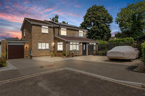4 Manor Close, Blunsdon, Swindon, SN26 7BD