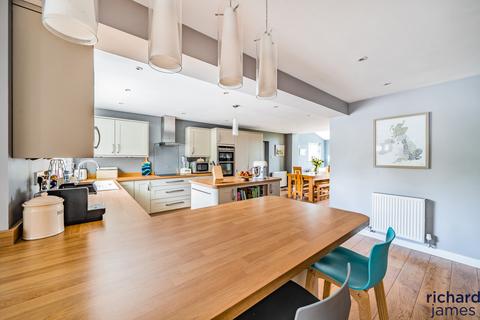 4 Manor Close, Blunsdon, Swindon, SN26 7BD