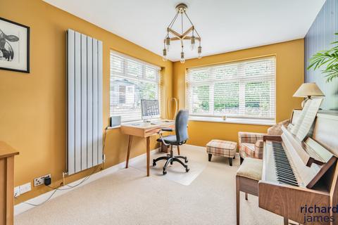 4 Manor Close, Blunsdon, Swindon, SN26 7BD