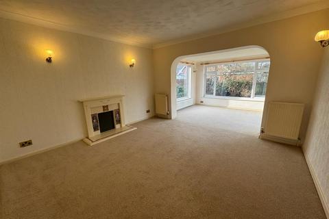 3 bedroom detached bungalow to rent, Simon De Montfort Drive, Evesham WR11