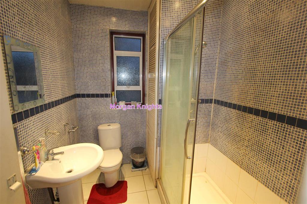 Ground Floor Shower:
