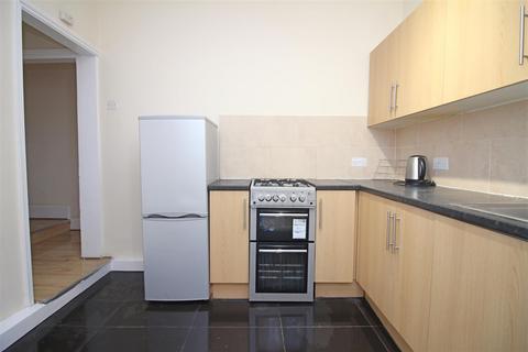 5 bedroom house to rent, Cedars Avenue, London