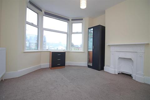 5 bedroom house to rent, Cedars Avenue, London