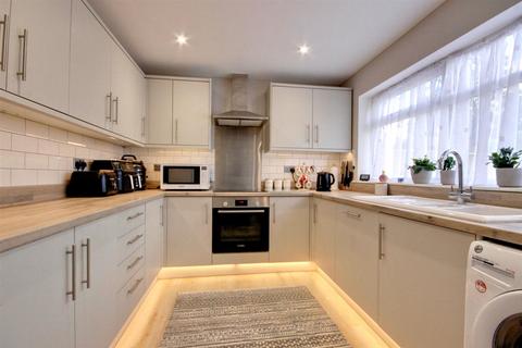 3 bedroom end of terrace house for sale, Beck Bank, Cottingham