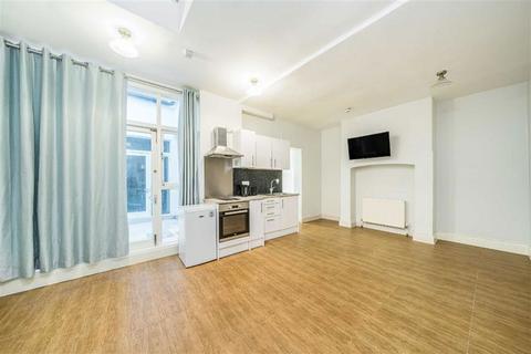 Studio to rent, Queen's Gate, London SW7