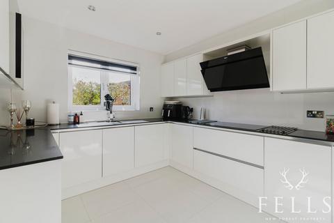 10 Beech Close, Alderholt, Fordingbridge, SP6 3DG