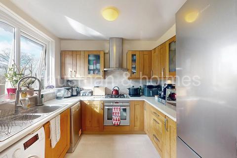 3 bedroom maisonette for sale, Llanvanor Road, NW2