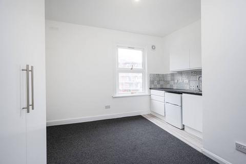 Studio to rent, Bodney Road, Hackney, London, E8