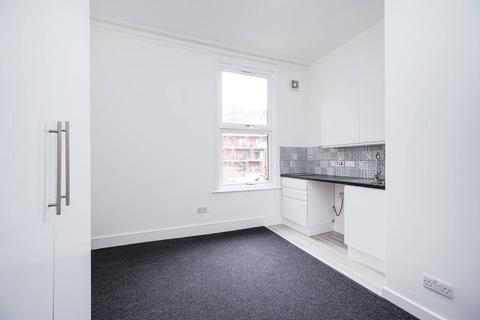 Studio to rent, Bodney Road, Hackney, London, E8