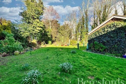 2 Childs Close, Hornchurch, RM11 2BT