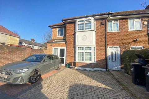 2 bedroom end of terrace house to rent, St Andrews Road, Acton