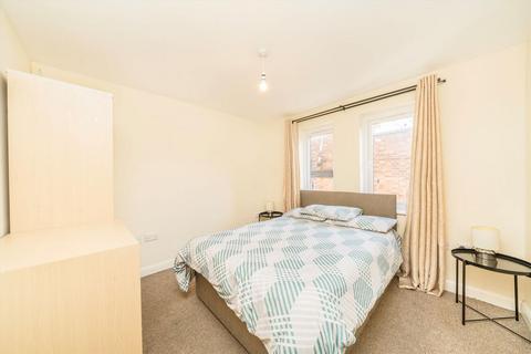 2 bedroom flat to rent, Macleod Street, London SE17