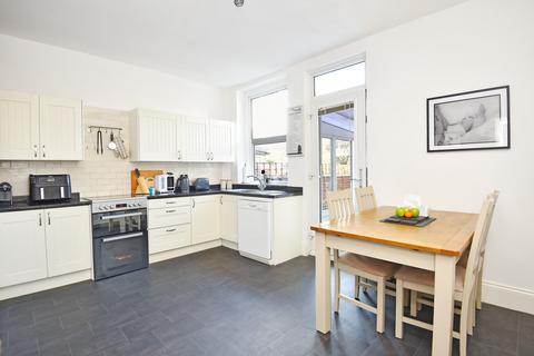 2 bedroom end of terrace house for sale, Hookstone Avenue, Harrogate