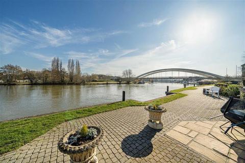 2 bedroom flat for sale, Swan Walk, Shepperton TW17