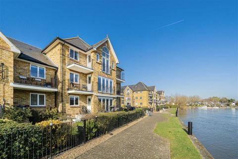 2 bedroom flat for sale, Swan Walk, Shepperton TW17