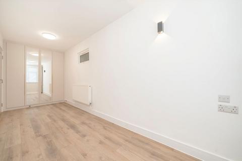 1 bedroom flat to rent, Costons Lane, Greenford UB6