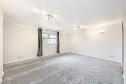 2 bedroom flat to rent, Hollygrove Close, Hounslow TW3