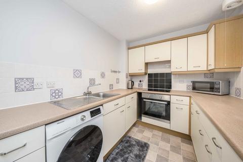 2 bedroom flat to rent, Hollygrove Close, Hounslow TW3