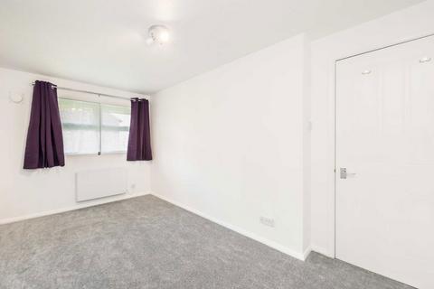 2 bedroom flat to rent, Hollygrove Close, Hounslow TW3