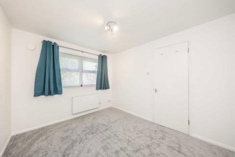 2 bedroom flat to rent, Hollygrove Close, Hounslow TW3