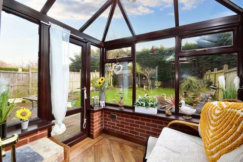 25 Middlemead, Folkestone, CT19 5UB