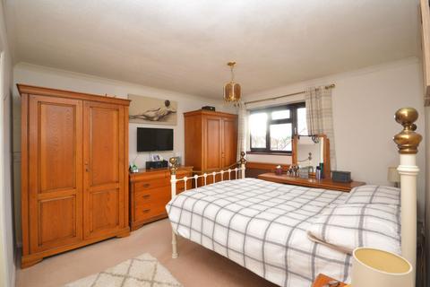 25 Middlemead, Folkestone, CT19 5UB