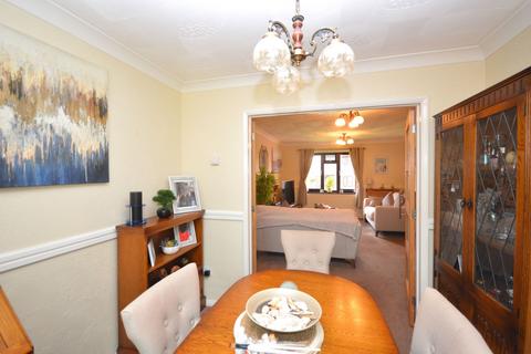 25 Middlemead, Folkestone, CT19 5UB