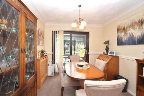 25 Middlemead, Folkestone, CT19 5UB