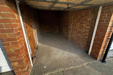 Garage to rent, Court Farm Road, Newhaven, BN9 9EN