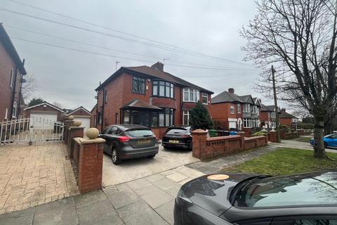 3 bedroom semi-detached house to rent, Broadway, Royton, Oldham, OL2 5DD.