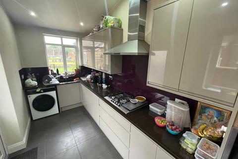 3 bedroom semi-detached house to rent, Broadway, Royton, Oldham, OL2 5DD.