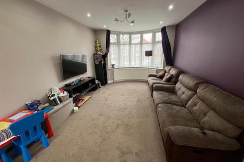 3 bedroom semi-detached house to rent, Broadway, Royton, Oldham, OL2 5DD.