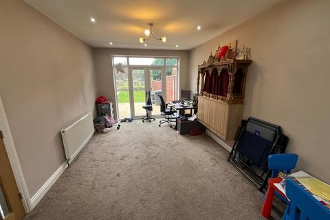 3 bedroom semi-detached house to rent, Broadway, Royton, Oldham, OL2 5DD.