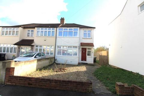 3 bedroom end of terrace house to rent, Clifford Road