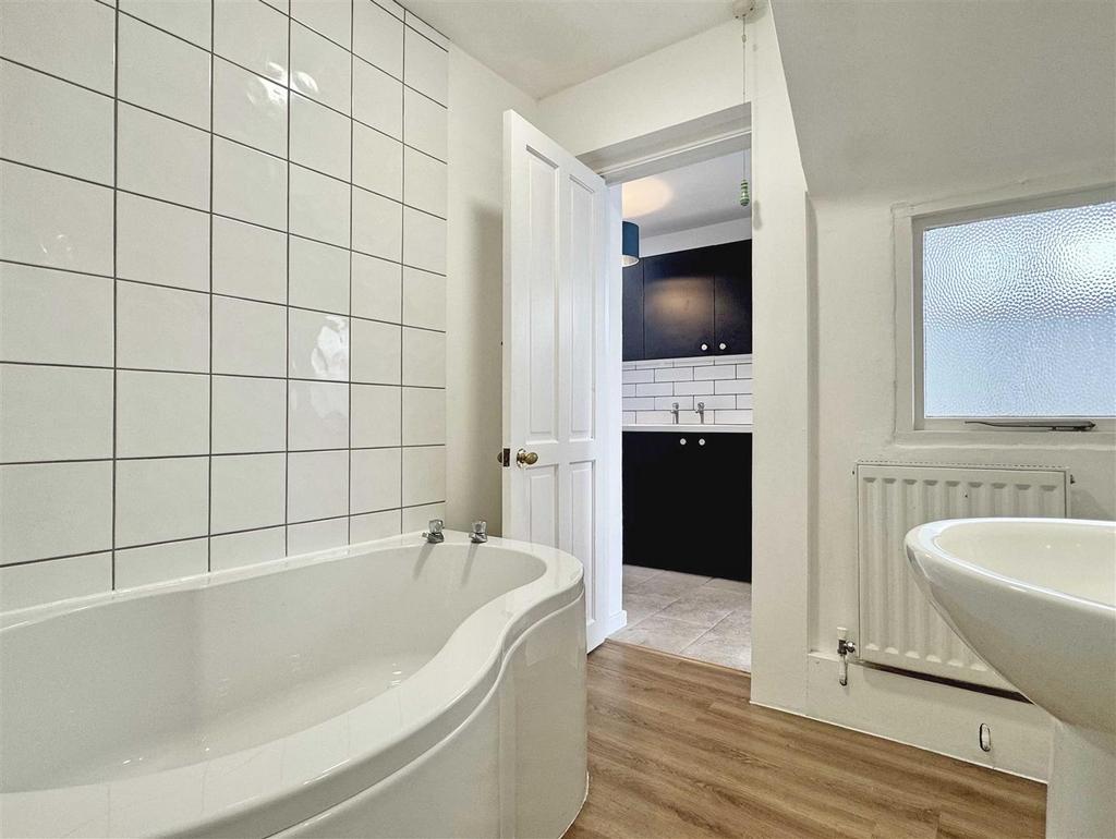Bathroom b.jpg
