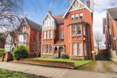 1 bedroom ground floor flat for sale, De Parys Avenue, Bedford MK40