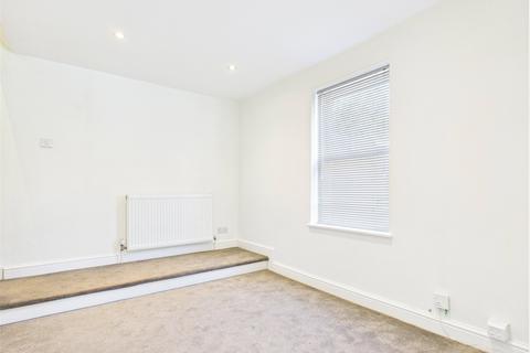 2 bedroom end of terrace house to rent, High Street, Hampton Hill