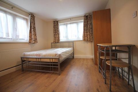 Studio to rent, Hanworth Road, Hounslow