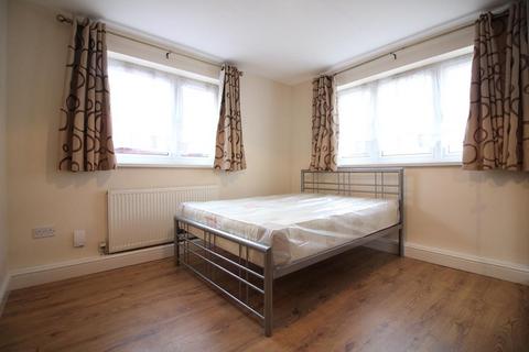 Studio to rent, Hanworth Road, Hounslow