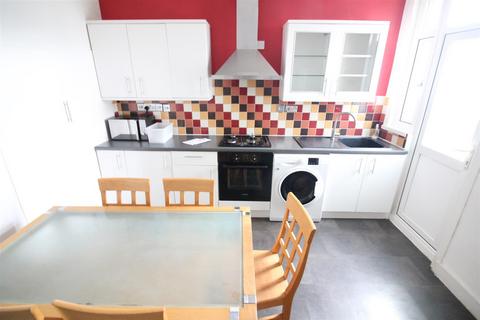 2 bedroom house to rent, Myrtle Road, Hounslow