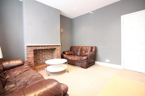 2 bedroom house to rent, Myrtle Road, Hounslow