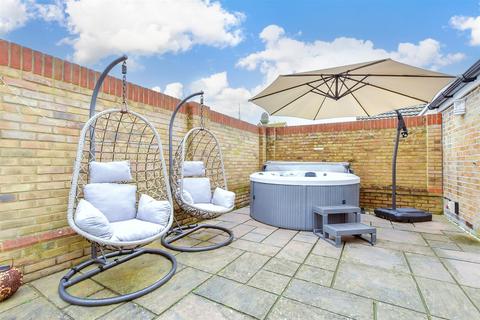Seven Seas, 7c Dickens Road, Broadstairs, CT10 1DX