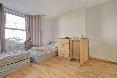 3 bedroom terraced house for sale, Matlock Road, Leytonstone E10