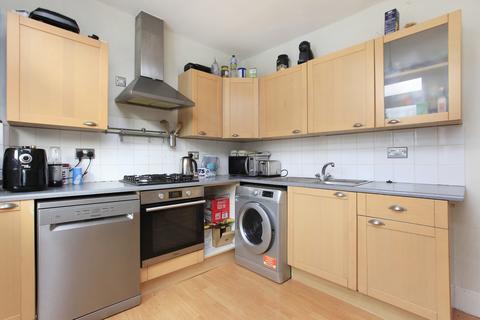 2 bedroom flat to rent, Edgeley Road, London SW4