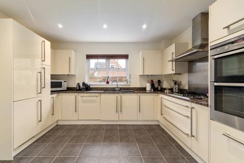 5 bedroom detached house to rent, Felstead Crescent, Essex CM24