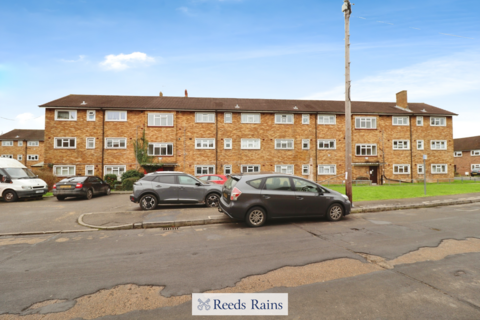 2 bedroom apartment to rent, Shenstone Gardens, Romford RM3