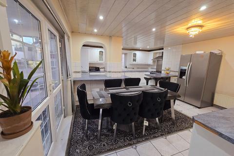 undefined, Spacious Extended 4-Bedroom Semi-Detached Home with Detached 1-Bedroom Bungalow on Easterly Road, Leeds, LS8